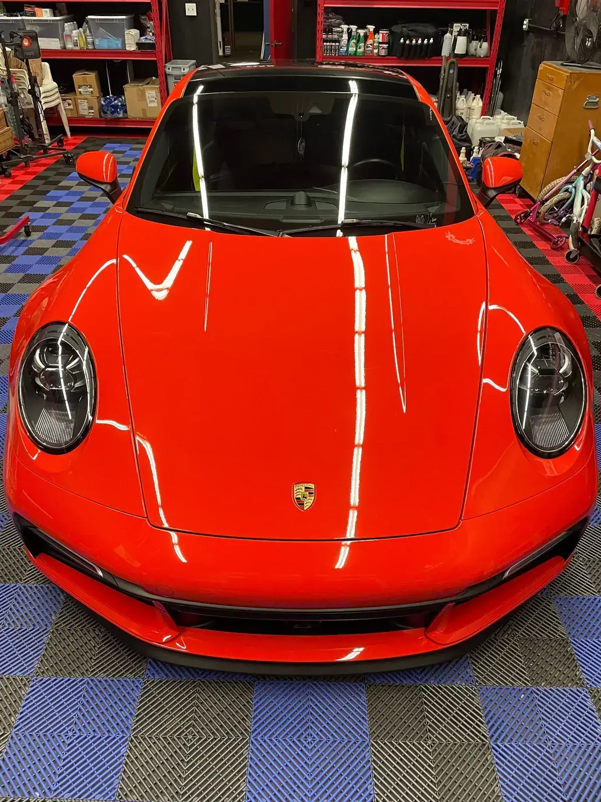 Coated bodywork holding a mirror-flat reflection
